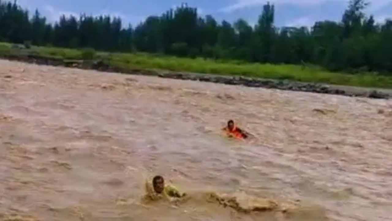 পাকিস্তানে বন্যার সতর্কতা, পর্যটকদের নিষেধাজ্ঞা